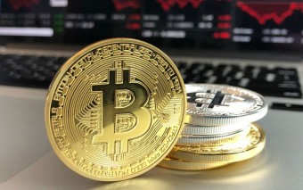 Bitcoin slides over 7%, heads towards one-year low